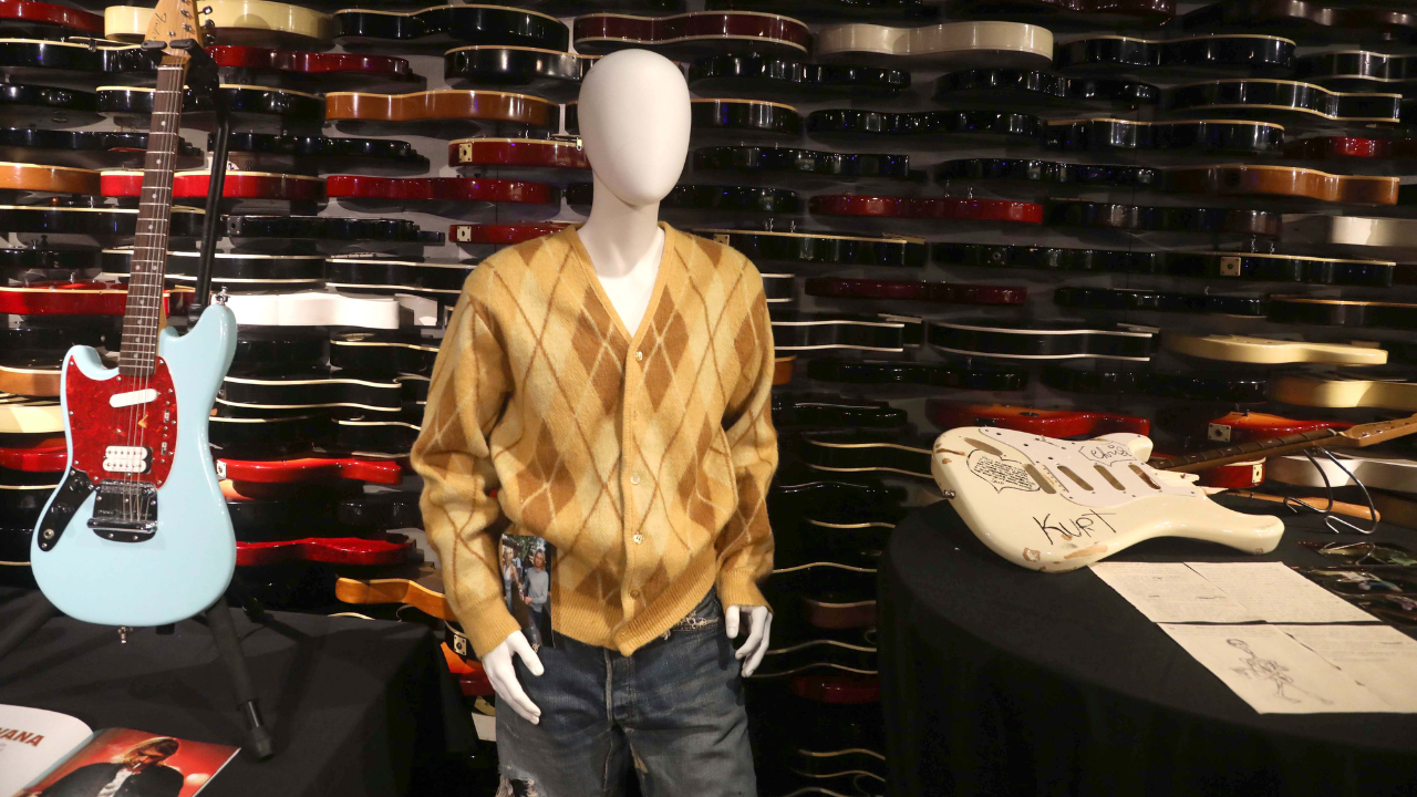 Dünyanın en pahalı gitarı el değiştirdi: Kurt Cobain'in mirası yeni evine kavuştu