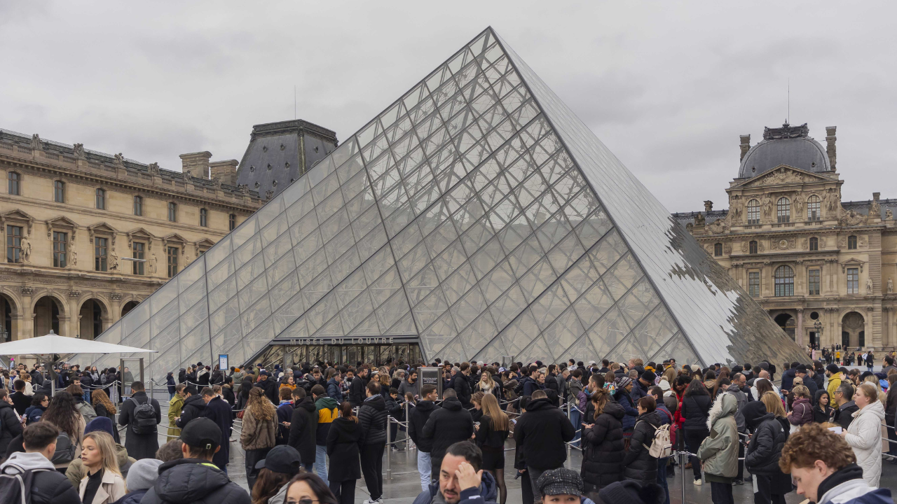 Louvre Müzesi'nde grev alarmı: Paris’in sembolü kapanma tehlikesiyle karşı karşıya
