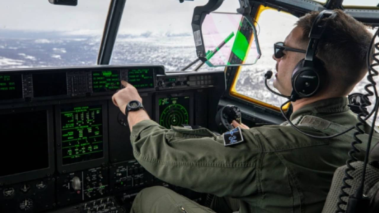 ABD savaş uçağı yolcu uçağıyla çarpışmanın kıyısından döndü