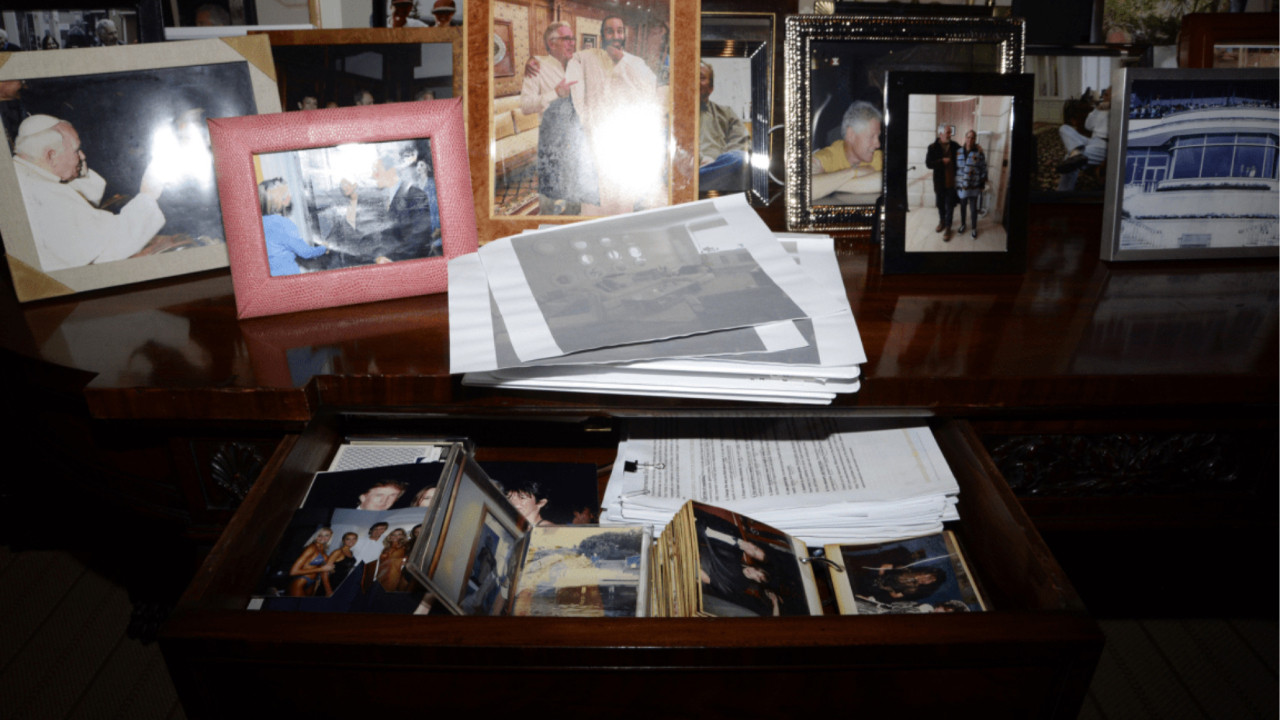 Epstein dosyalarında karartma: Trump’ın yer aldığı fotoğraf da dahil bazı belgeler yayından kaldırıldı