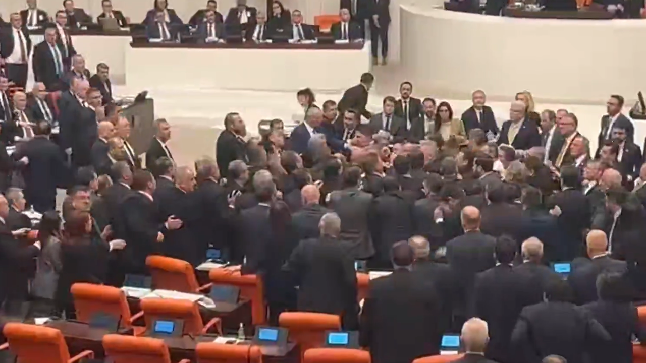 Meclis karıştı: Bütçe görüşmelerinin son gününde Genel Kurul'da kavga