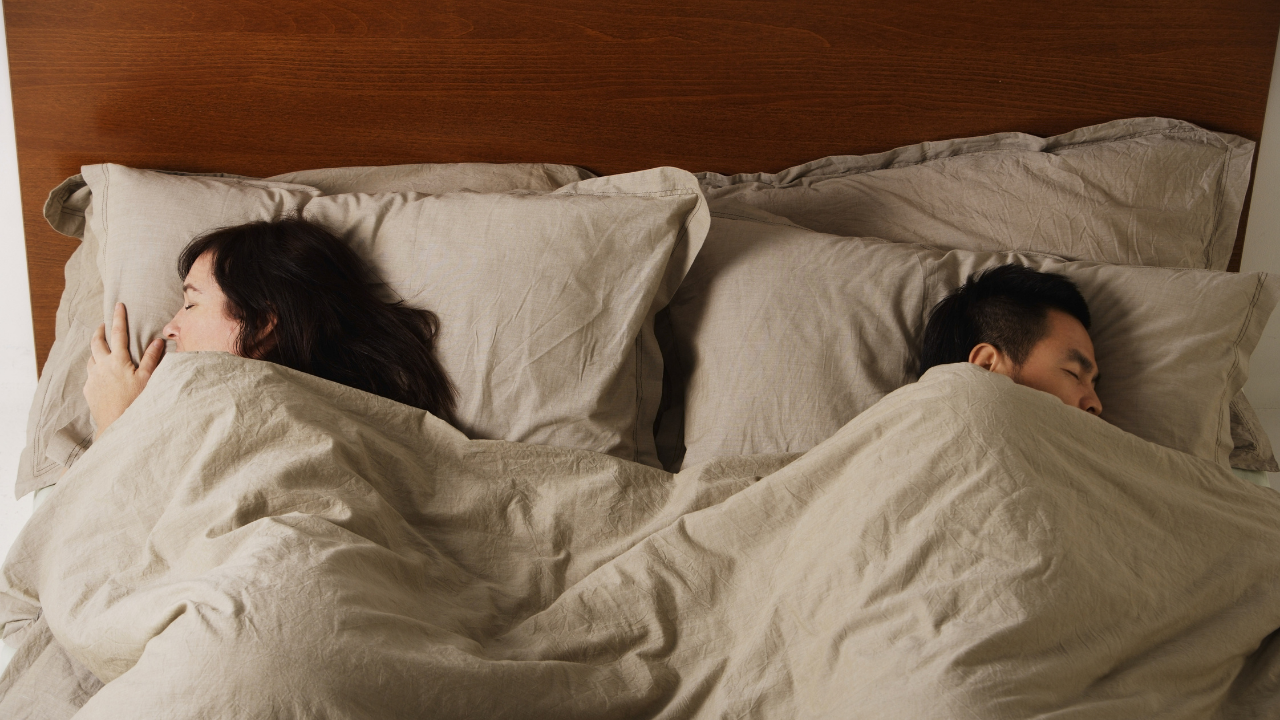 Aynı yatakta ayrı yorganla: İskandinav uyku yöntemi gerçekten daha iyi uyumanızı sağlar mı?