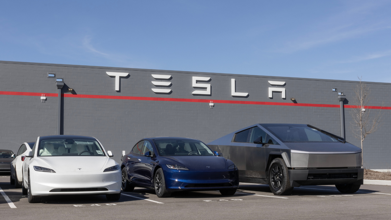 Avrupa'da otomobil satışları kasım ayında yüzde 2,1 yükseldi: Tesla düşüşte