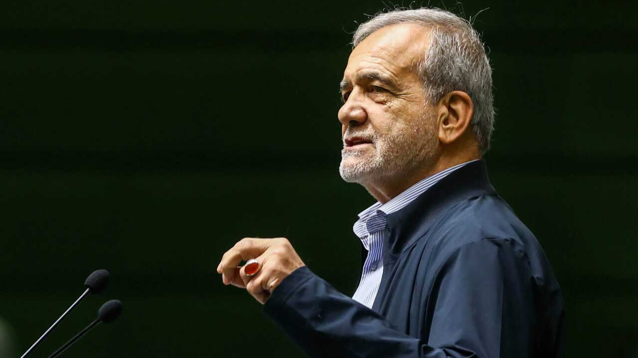 Pezeşkiyan'dan 'ikili' mesaj: Protestocuların sesini duyuyoruz, ülkenin altüst edilmesine izin vermeyiz