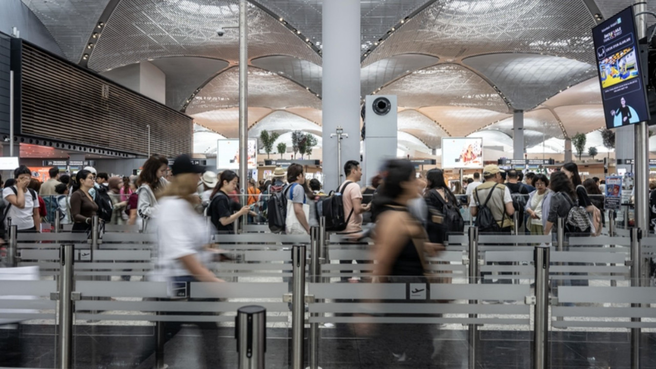 Yurtdışı çıkış harcı 1250 TL'ye yükseltildi