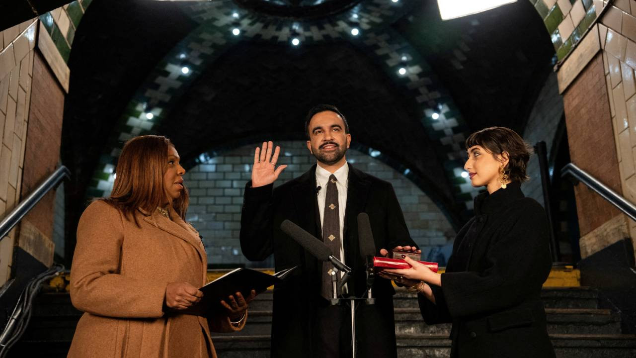 Kur’an-ı Kerim’e el basarak yemin etti: New York’ta Mamdani dönemi başladı