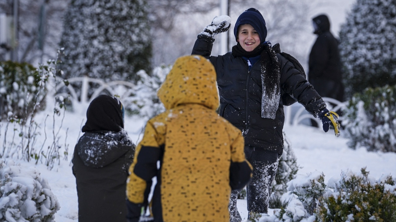 Türkiye kar altında: 32 ilde okullar tatil edildi