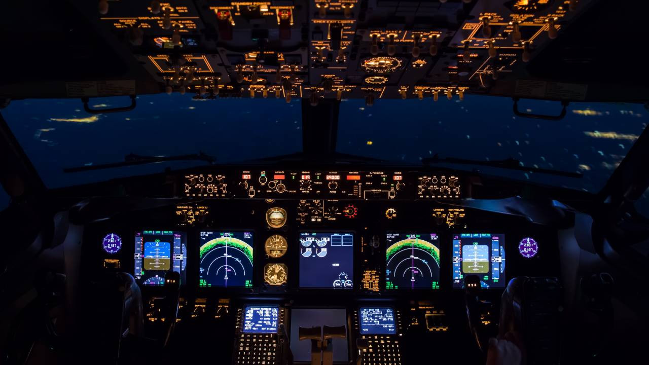 344 yolcu, 20 saatlik uçuş: Boeing 777 pilotu kokpite alkollü binerken yakalandı