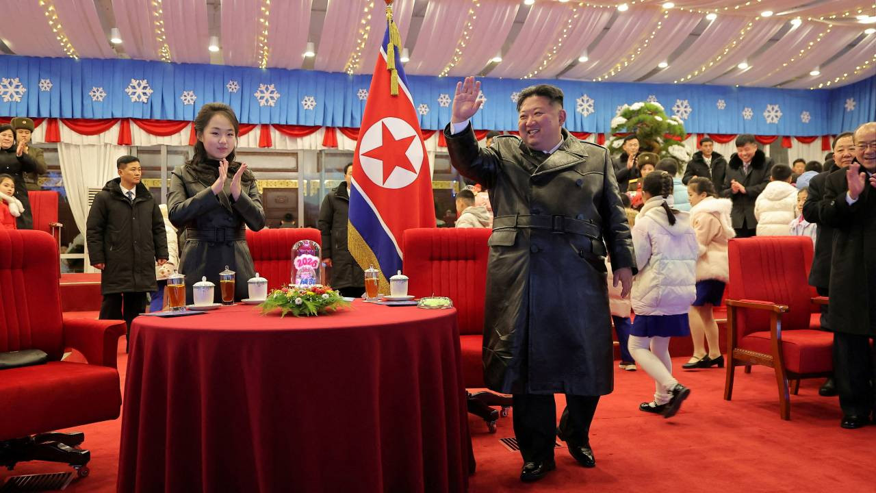 Dünyanın en güçlü 13 yaşındaki kızı sahnede: Babası Kim Jong-un ile birlikte tarihi ziyaret