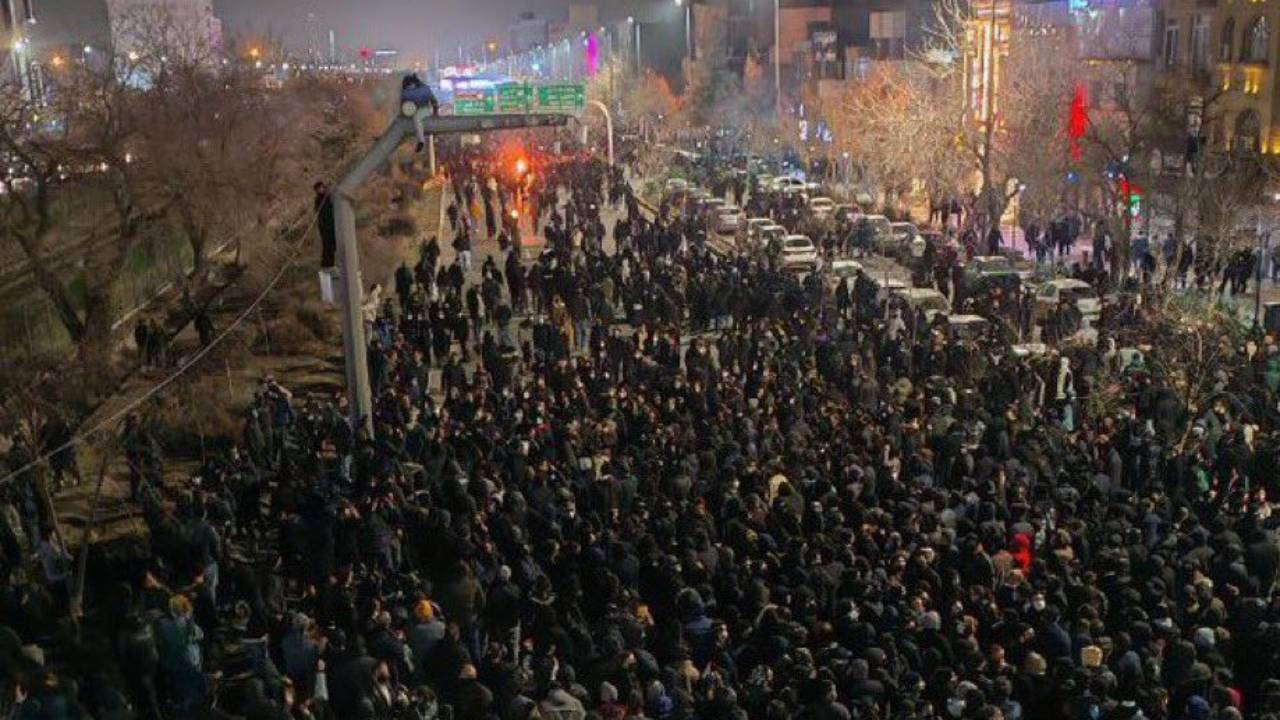 İran'daki gösterilerde 12. gün: 100'den fazla şehirde halk sokakta, can kayıpları artıyor