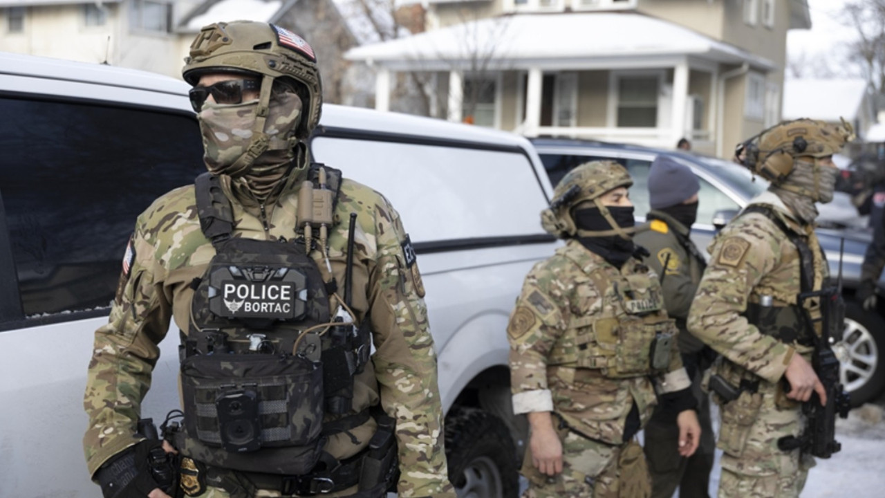 WSJ, ABD'de bir kadını öldüren ICE polislerinin sivil araca ateş açtığı 13 olay tespit etti