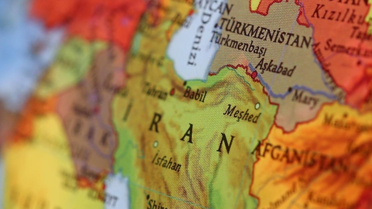 Trump sürpriz bir hamleyle ek tarife koydu: İran ile ticaret yapan ülkeleri neler bekliyor?