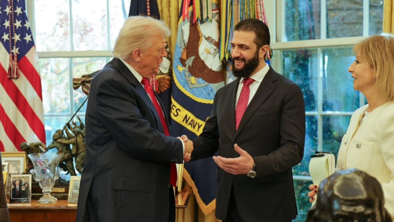 Trump: Suriye'deki siyasi süreç konusunda Şara'ya güveniyorum