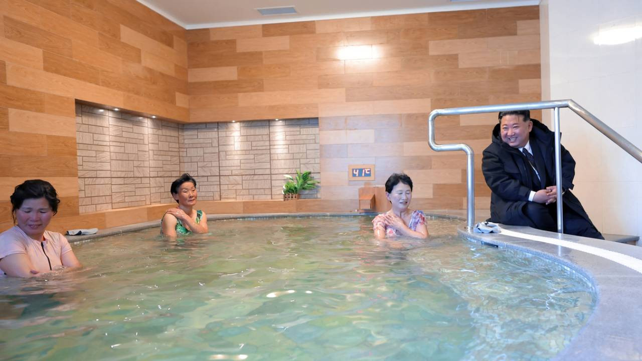 Kuzey Kore'den gelen nadir görüntülerden: Kim Jong-Un termal tesis açılışında halkla buluştu