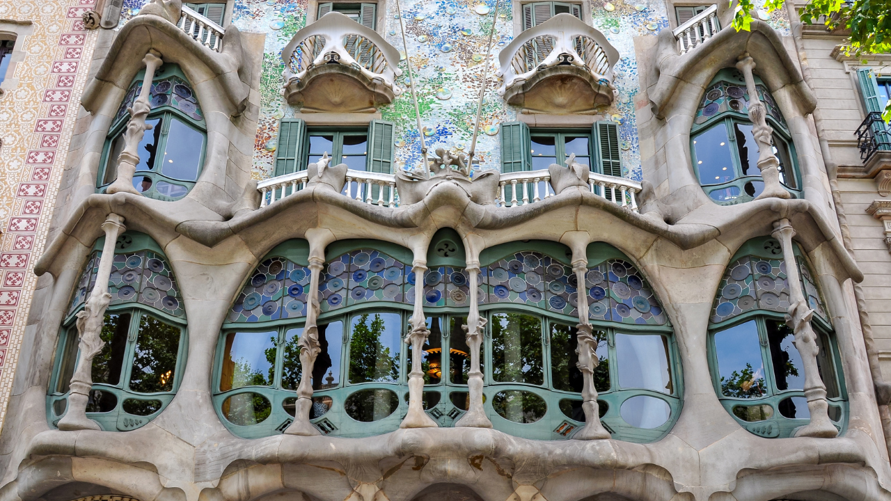 Gaudí, 100. yılında da zirvede: Ünlü Art Nouveau binasının gizemli dünyası açığa çıkıyor
