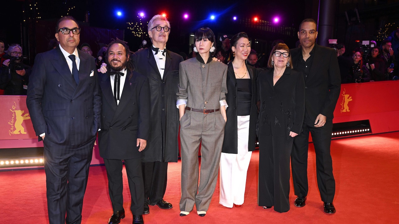 Berlin Film Festivali, Filistin sorusunun ardından karıştı: Arundhati Roy çekildi, Wim Wenders tepkilerin odağı