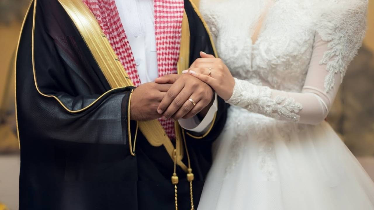 Gizlenen yüzler, İstanbul'dan tatil fotoğrafları... Suudi Arabistan'da 'Tinder patlaması' yaşanıyor
