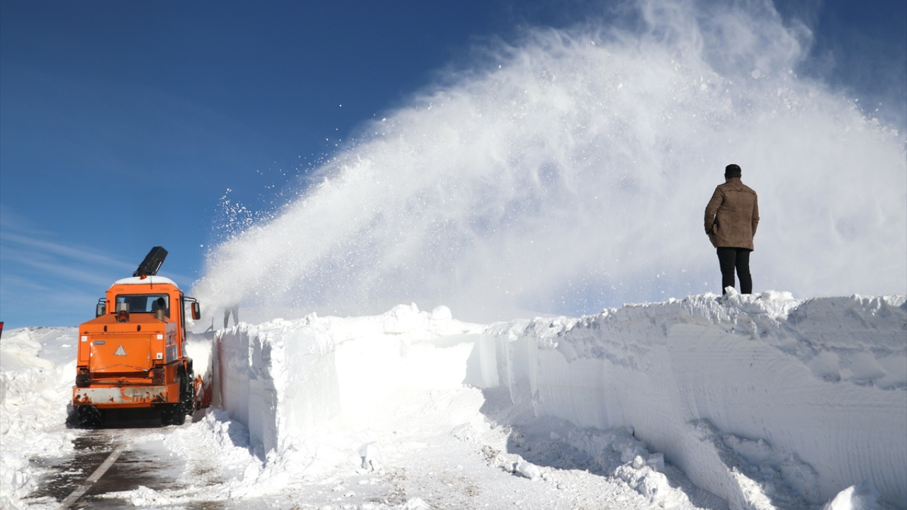 "Kar kaplanları": Ağrı'ya metrelerce yükseklikte kar yağdı, ekipler 10 gündür mesaide