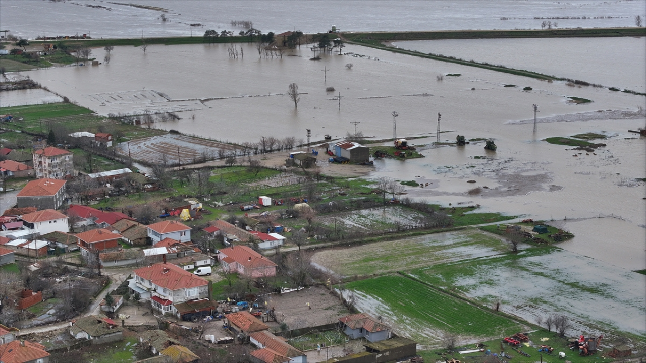 Edirne'de Tunca ve Meriç yatağından çıktı, tarım arazileri sular altında