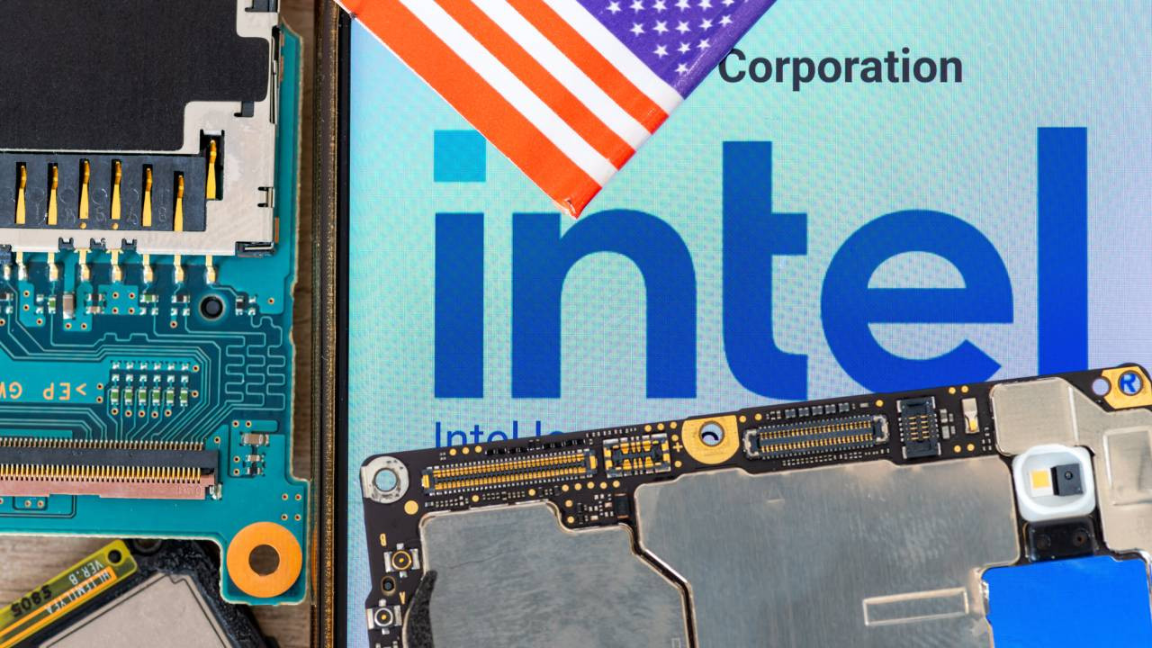 Intel'in 23 yıllık kehaneti gerçek oldu: Yapay zekada bakır yerine artık foton kullanılacak