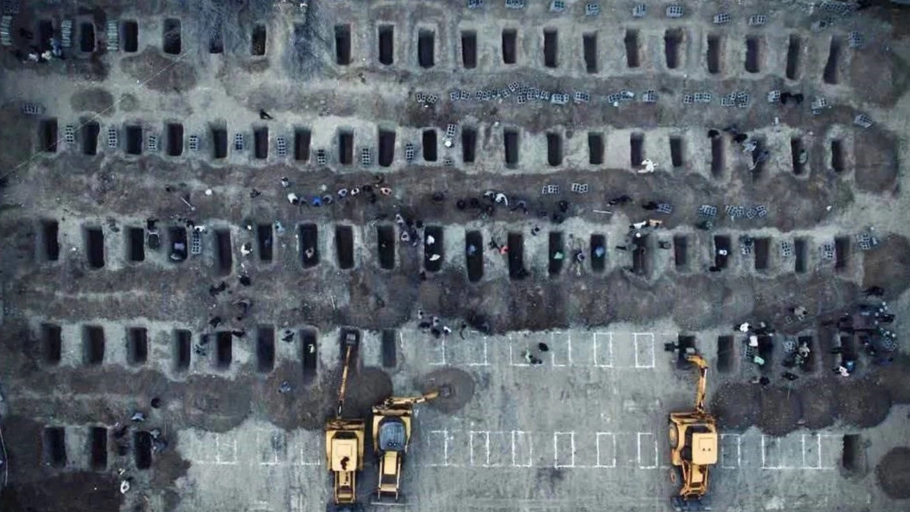 İsrail'in okul saldırısında ölen 160'tan fazla çocuk yan yana defnedilecek