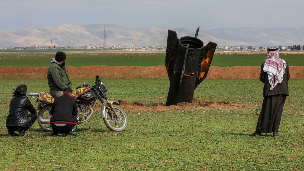 Günün fotoğrafı Suriye'den: Türkiye sınırındaki Kamışlı'ya da füze düştü