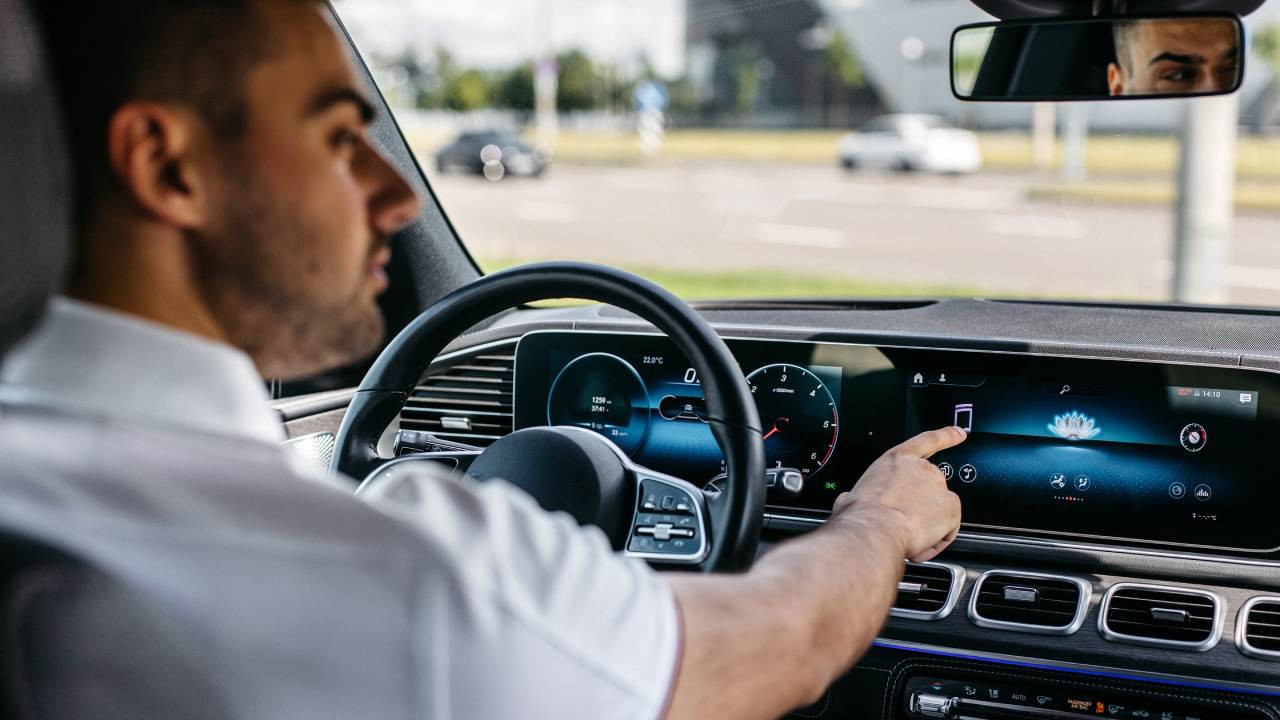 Sürücüler dikkat: APP plakadan sonra multimedya ekranlara da ceza geliyor