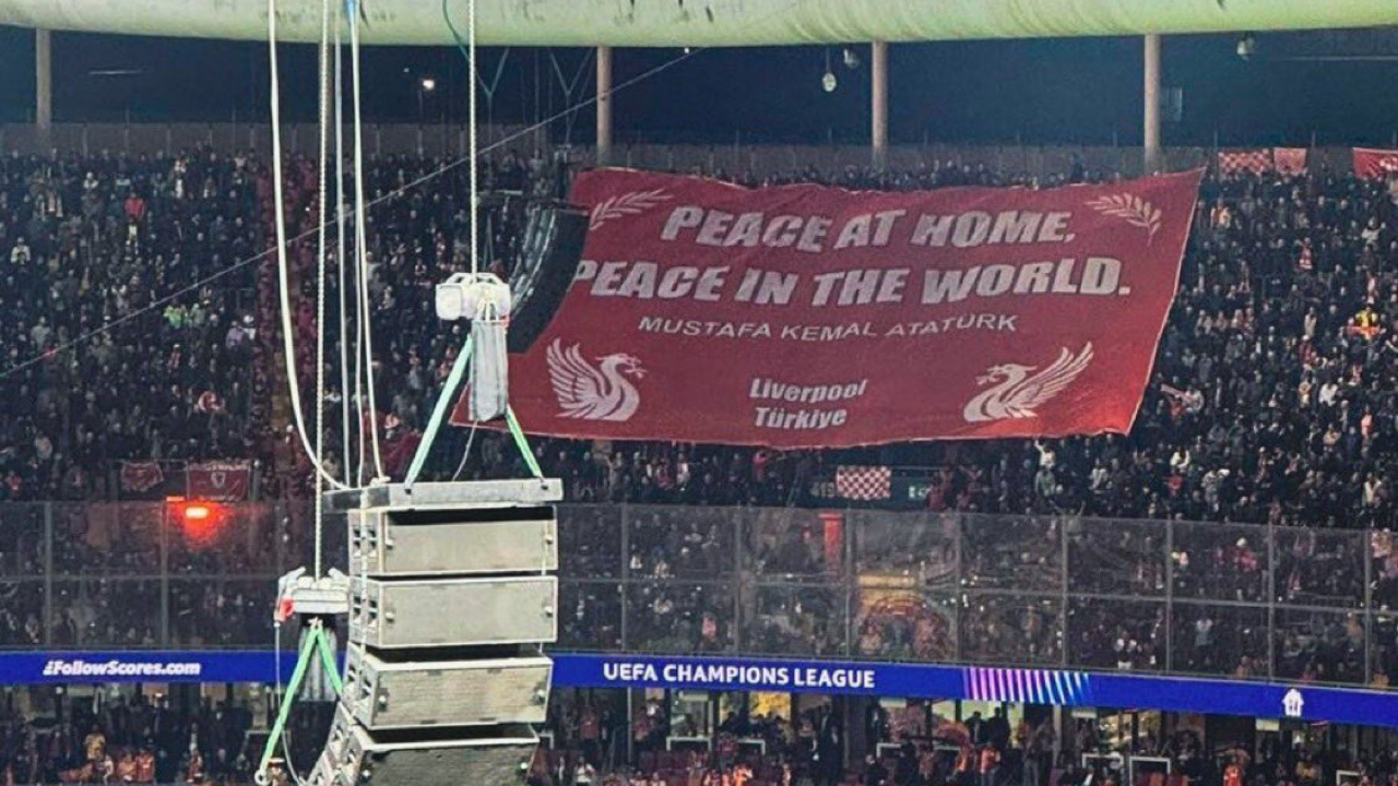 Liverpool taraftarlarından Atatürk'ün sözleriyle koreografi