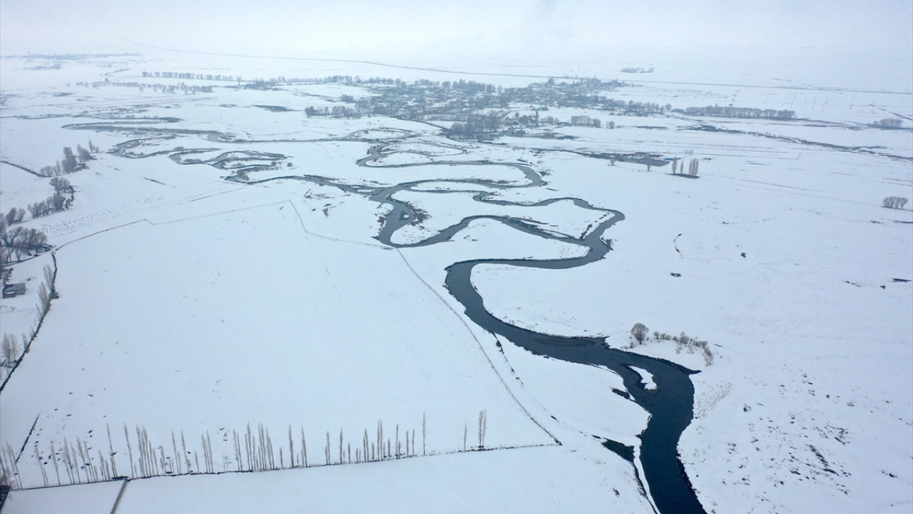 Beyaz örtü altındaki Kars Ovası dronla havadan görüntülendi