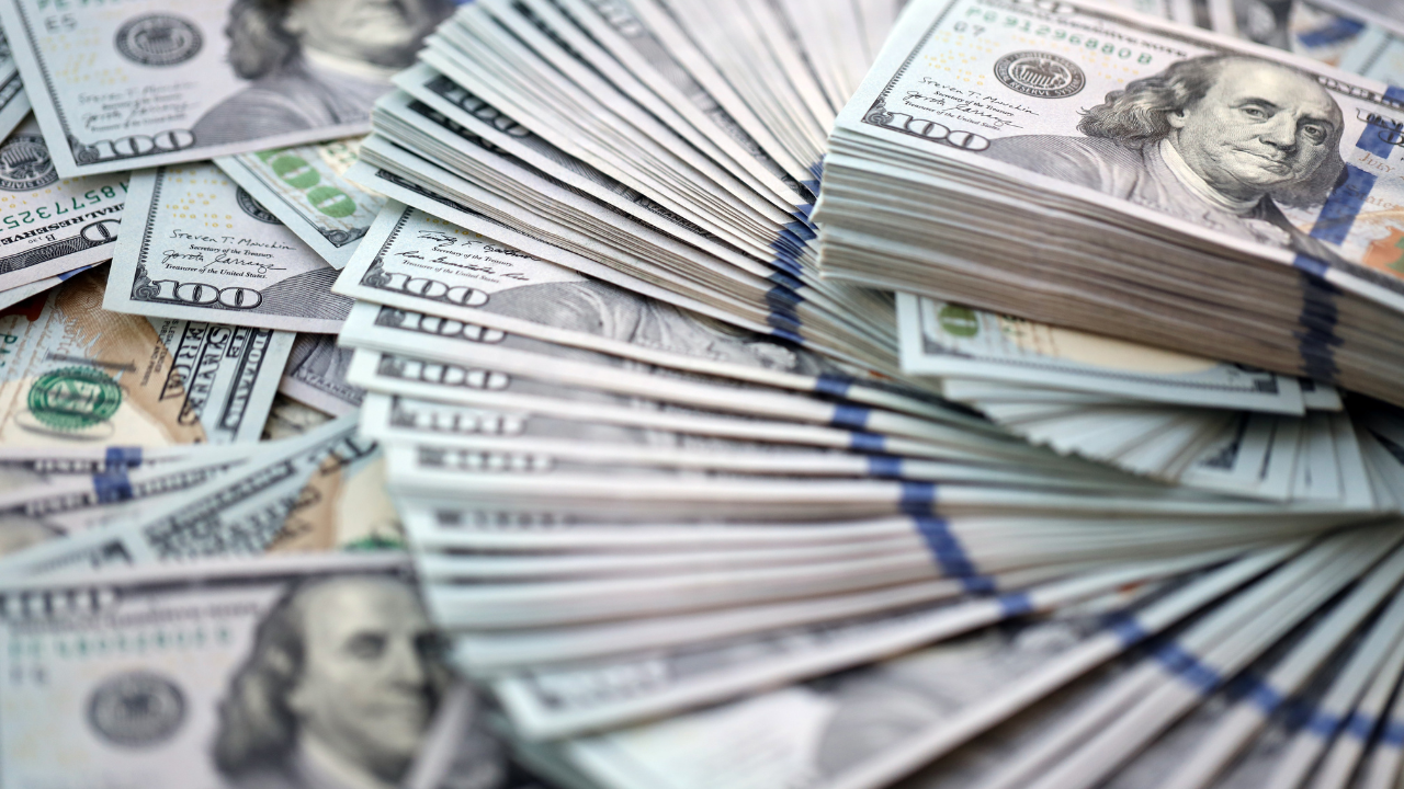 Küresel riskten kaçışta dolar yükselişte, petrol dalgalı seyirde