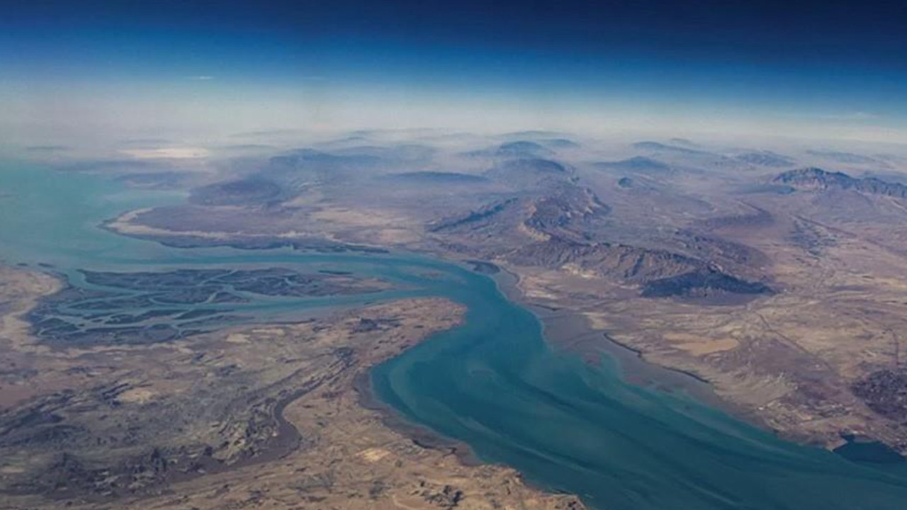 İran, ABD donanmasına ait gemilerin Hürmüz Boğazı'na girdiği iddialarını yalanladı