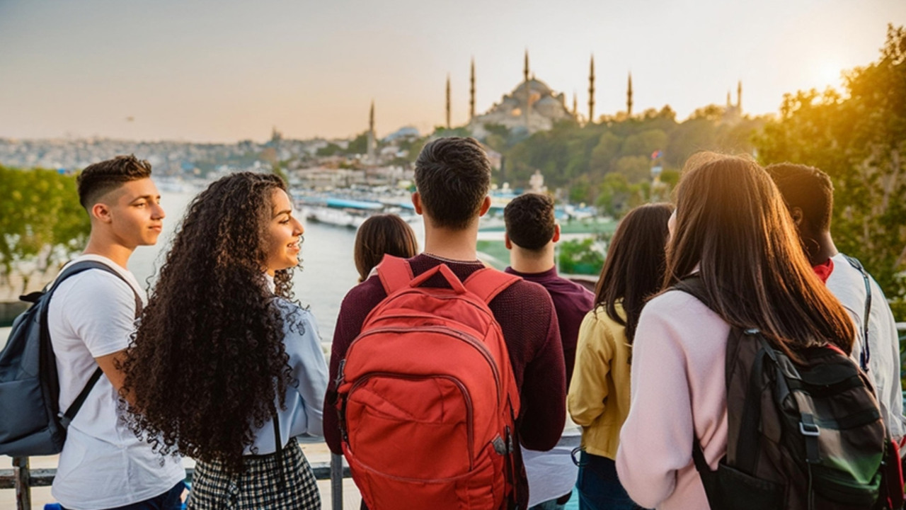 Gelecek daralıyor: Türkiye’de genç olmak
