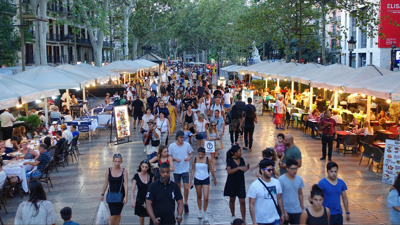 Barselona'nın ünlü bulvarı La Rambla aşırı turizme karşı yeniden düzenleniyor