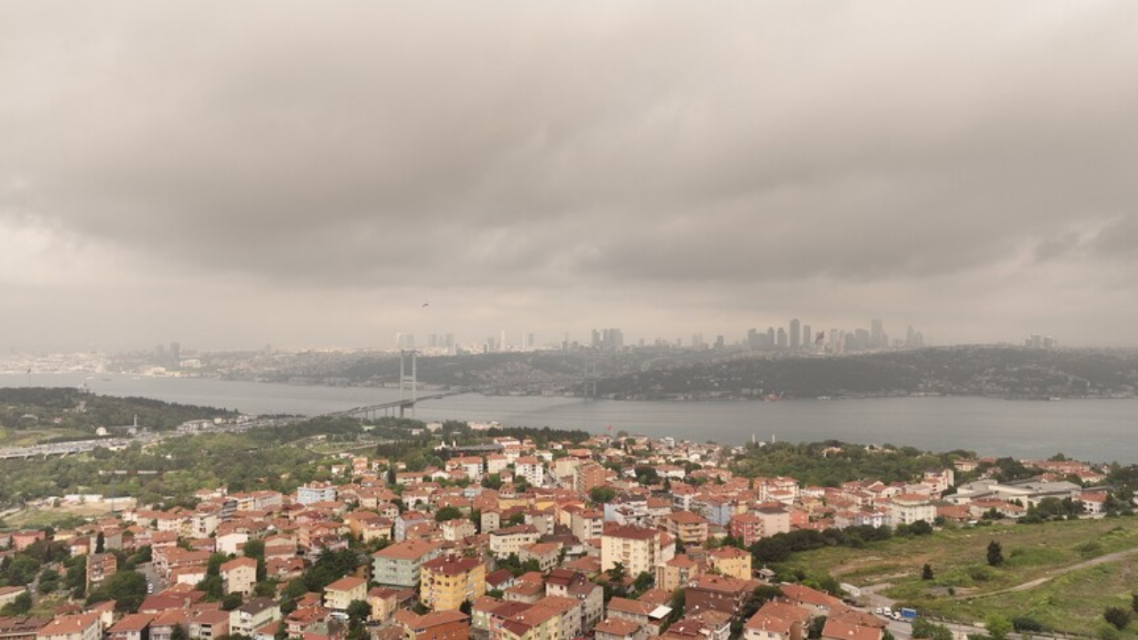 Meteoroloji'den üçlü uyarı: Sağanak, fırtına ve çöl tozu geliyor