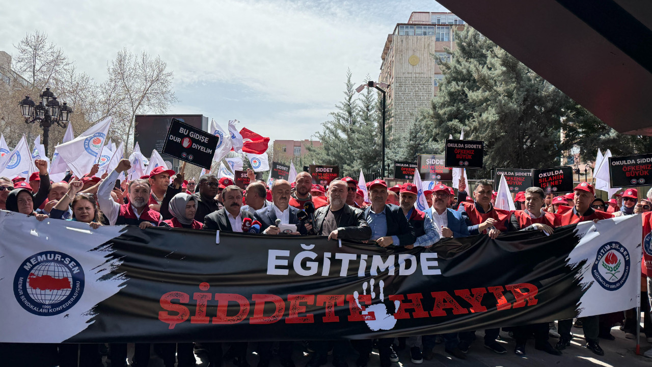 Sendikalardan grev kararı: Eğitimciler sokağa çıktı, Bakan Tekin'in istifasını istedi