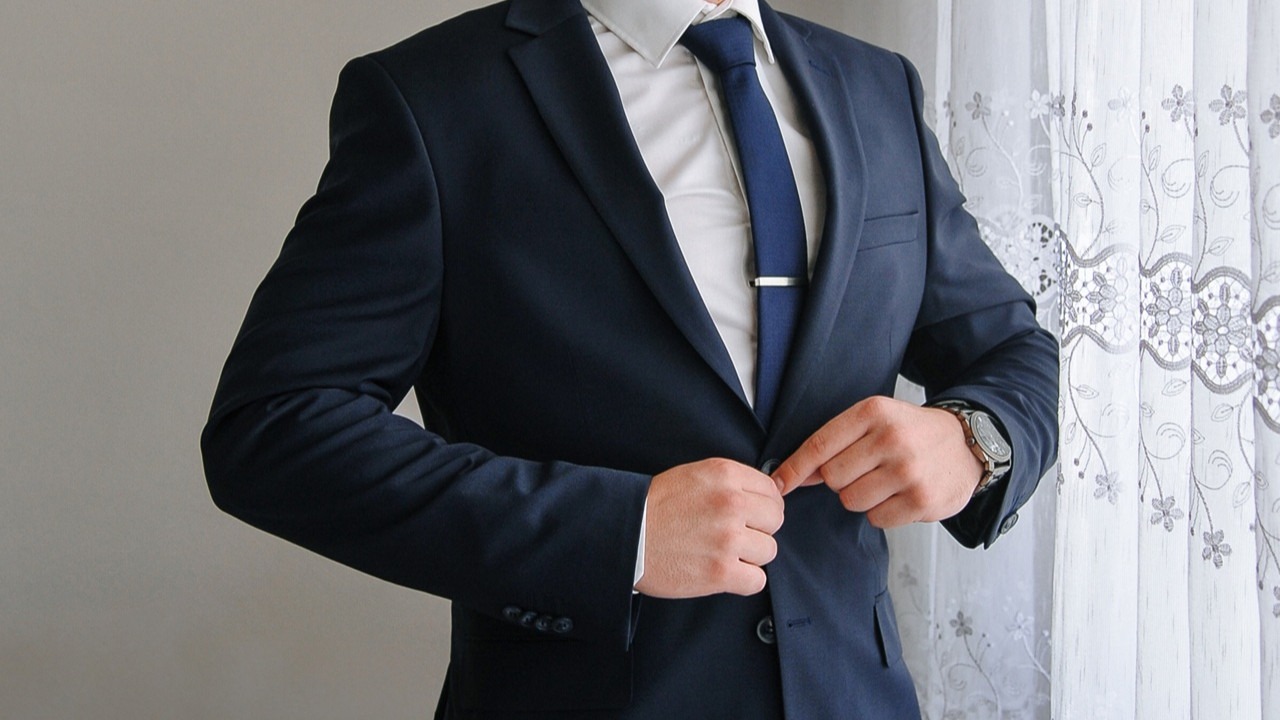 Ceketin alt düğmesini iliklemek hâlâ ayıp mı?