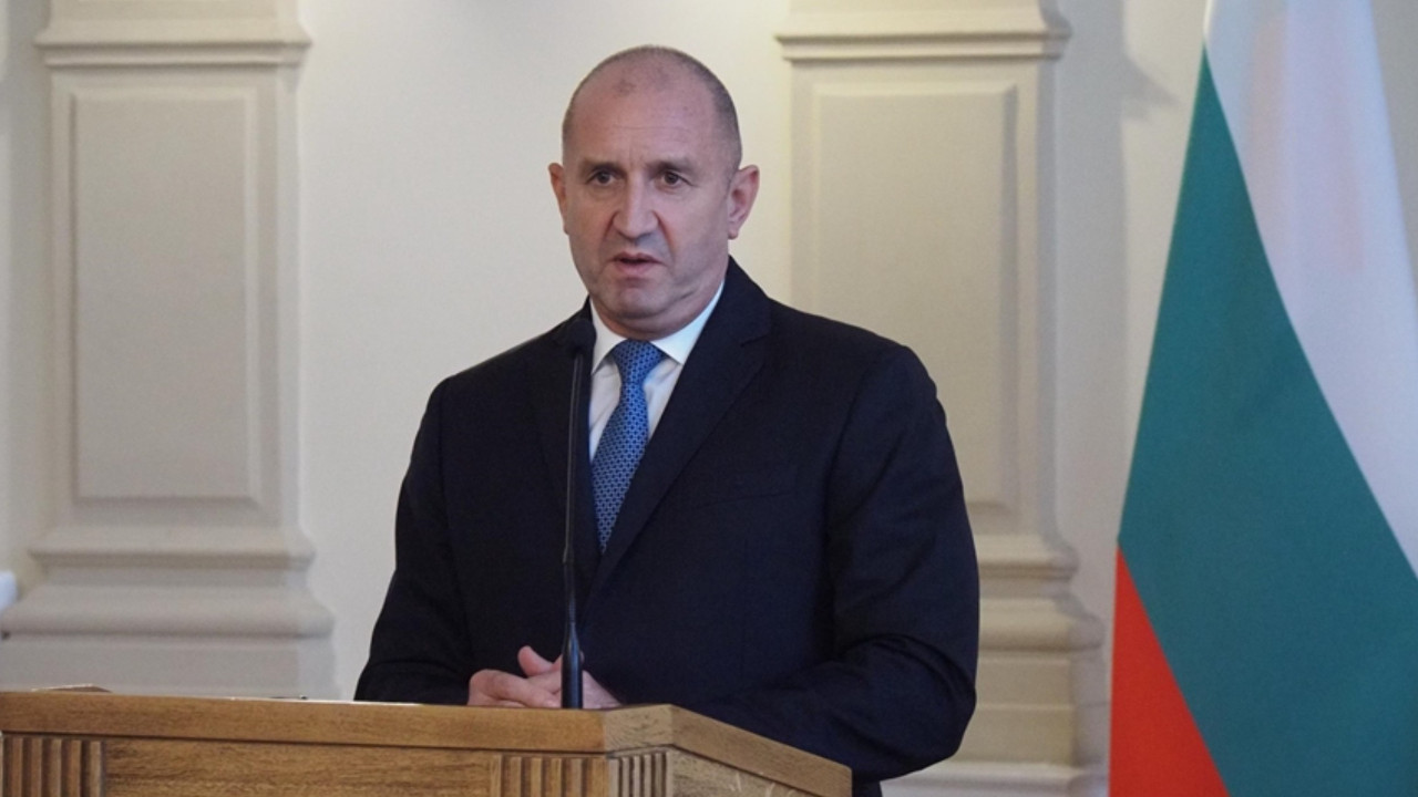 Bulgaristan'da eski Cumhurbaşkanı Radev, sandıktan büyük farkla birinci çıktı