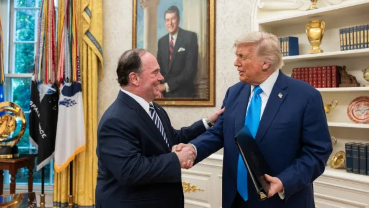 Trump'ın sadık dostu için yolun sonu: Milyarder ABD Donanması Sekreteri Phelan görevi bıraktı