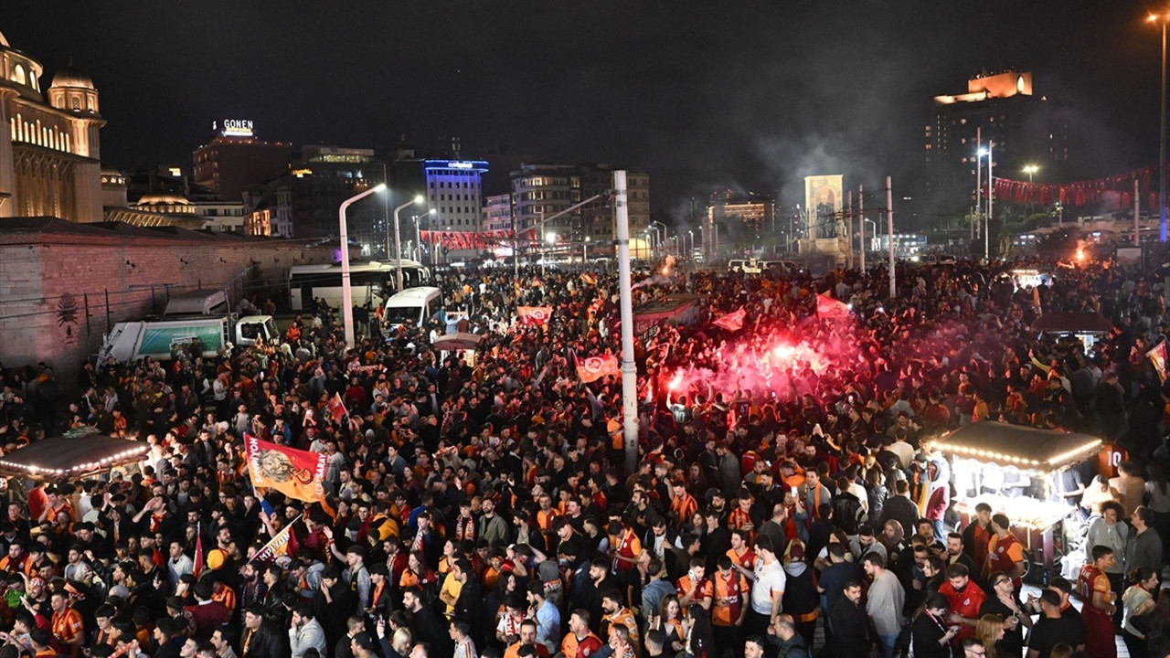 Galatasaray taraftarı 26. şampiyonluğu kutluyor: Taksim'de sarı-kırmızı coşku