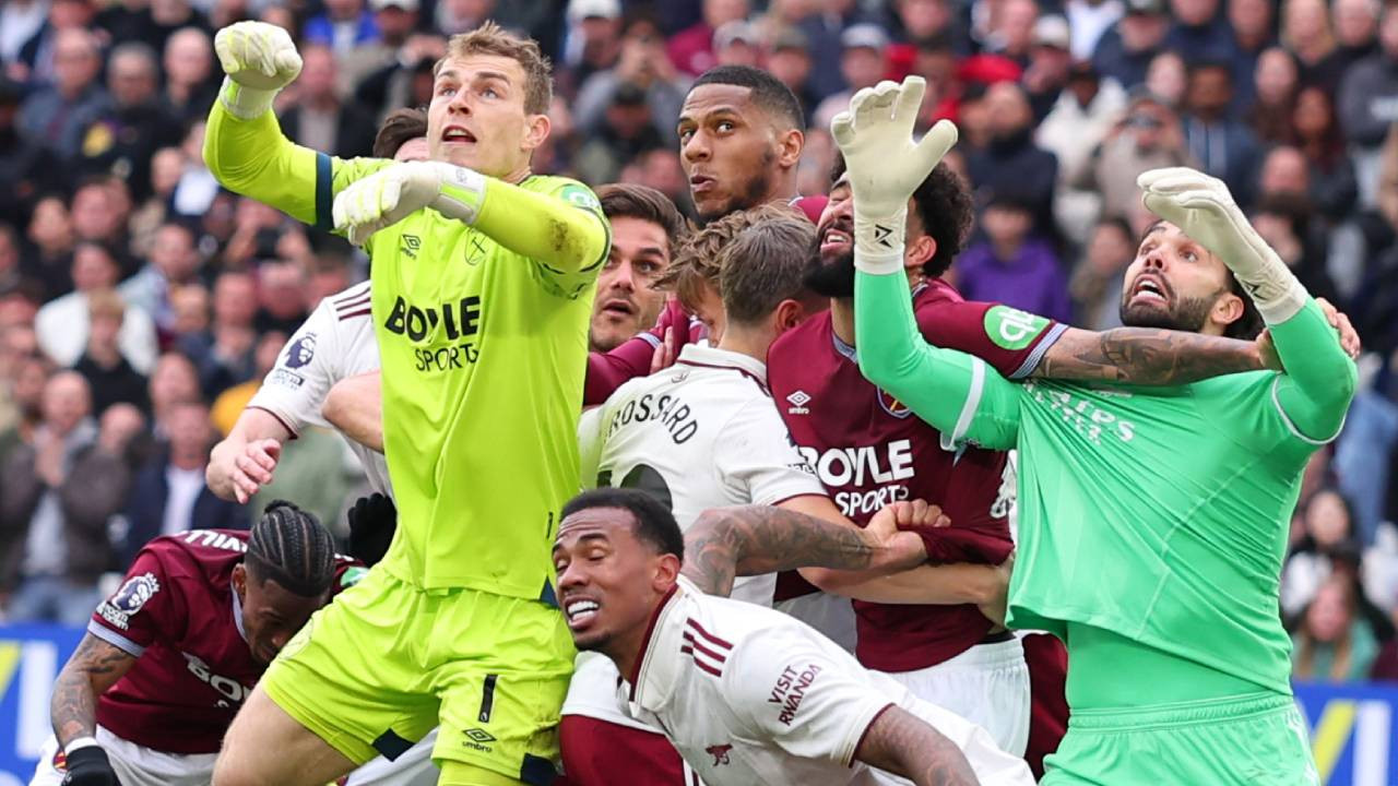 Premier Lig tarihine geçen VAR kararı: 4 dakika 11 saniyede hem şampiyonluk hem de küme düşme hattı değişti
