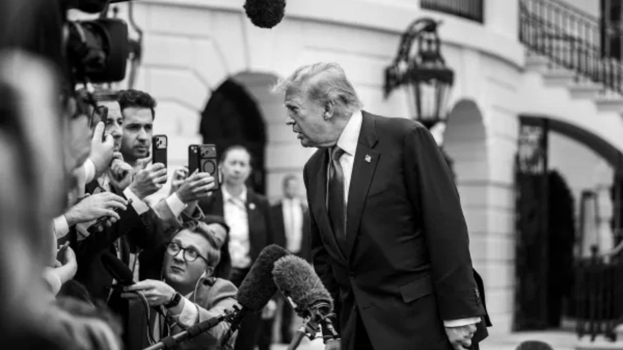 Trump kameralar önünde gazeteciye bir anda sinirlendi: Aptal insan, sen zeki bir insan değilsin