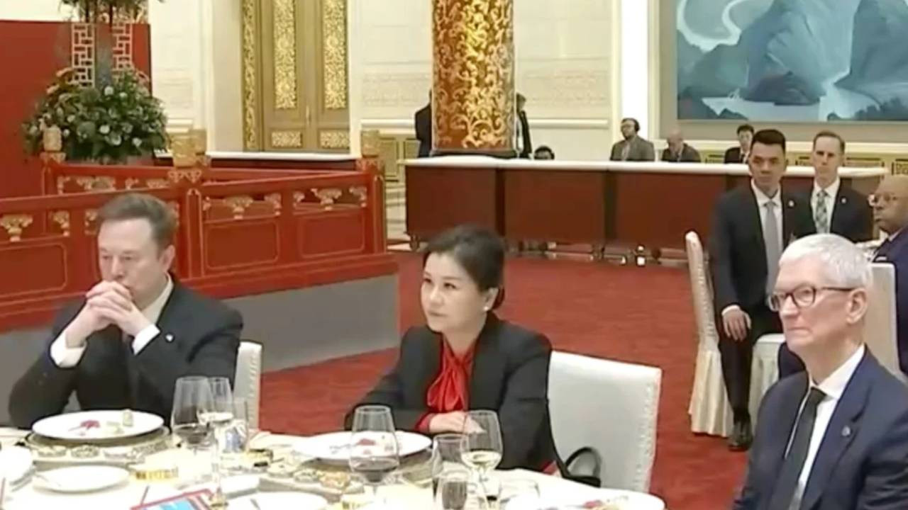 Çin devlet medyasının yayınladığı görüntü: Elon Musk ve Tim Cook'un arasına oturan gizemli kadın kim?