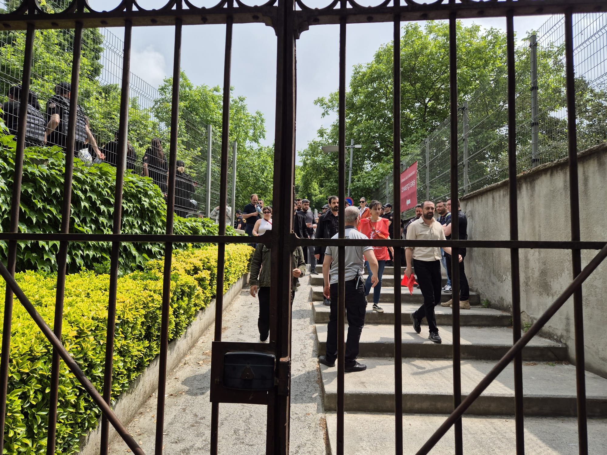 Bilgi Üniversitesi'nin kapısına kilit vuruldu: Öğrenciler ve mezunlar kararı protesto etti