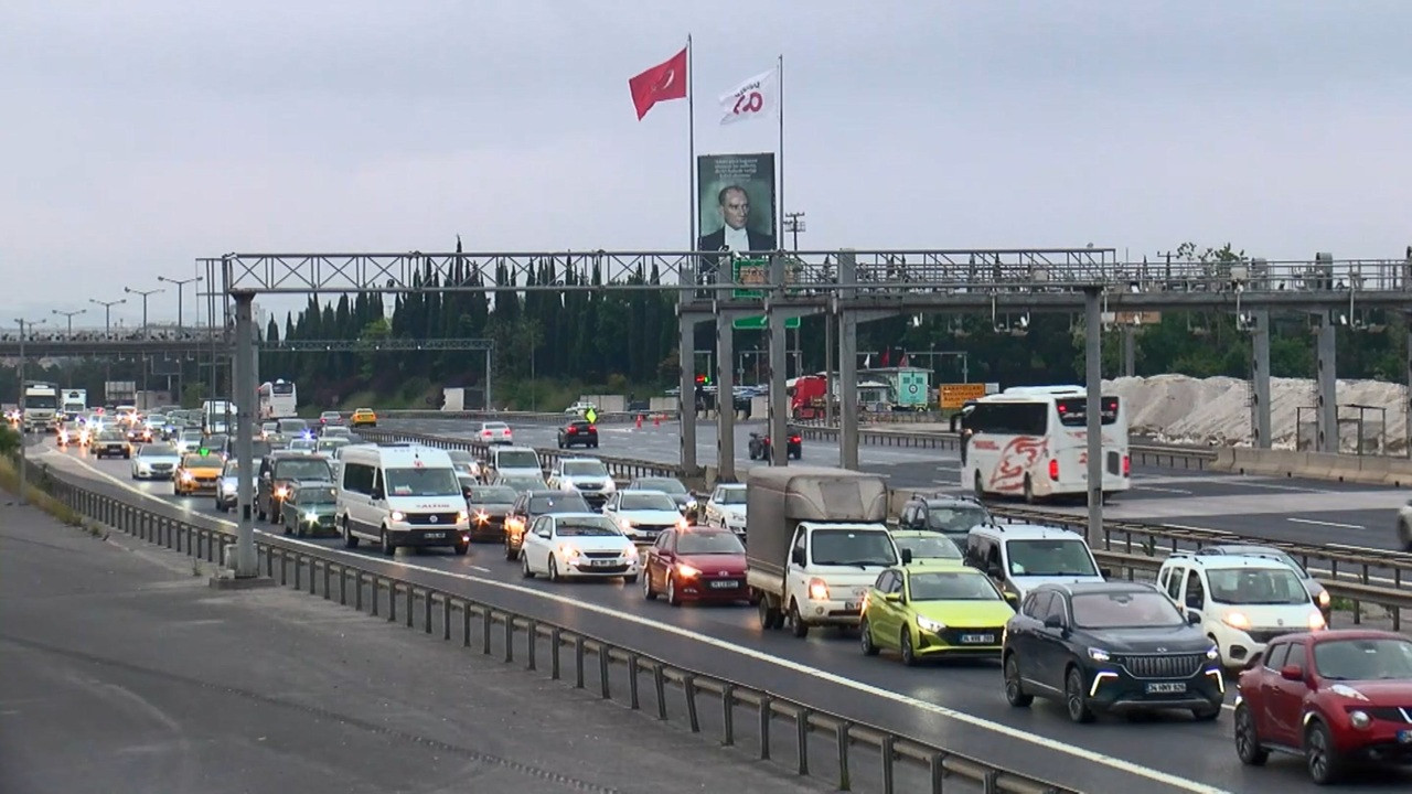 Bayram trafiği başladı: İstanbul'da bazı yollarda yoğunluk oluştu
