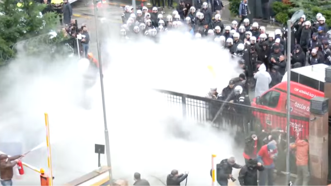 CHP Genel Merkezi'ne polis müdahalesi: Polis kapıyı kırarak içeri girdi, biber gazlı müdahale sürüyor