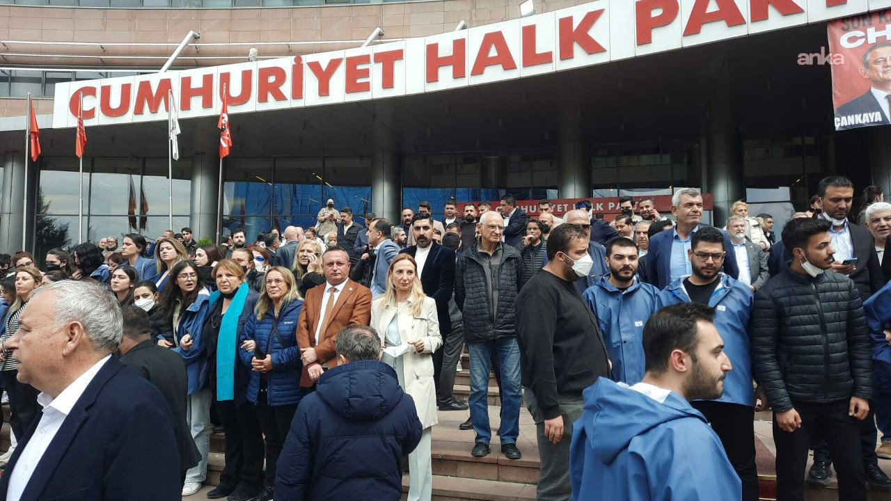 CHP Genel Merkezi önünde tahliye gerginliği: İçişleri Bakanı ile görüşülecek
