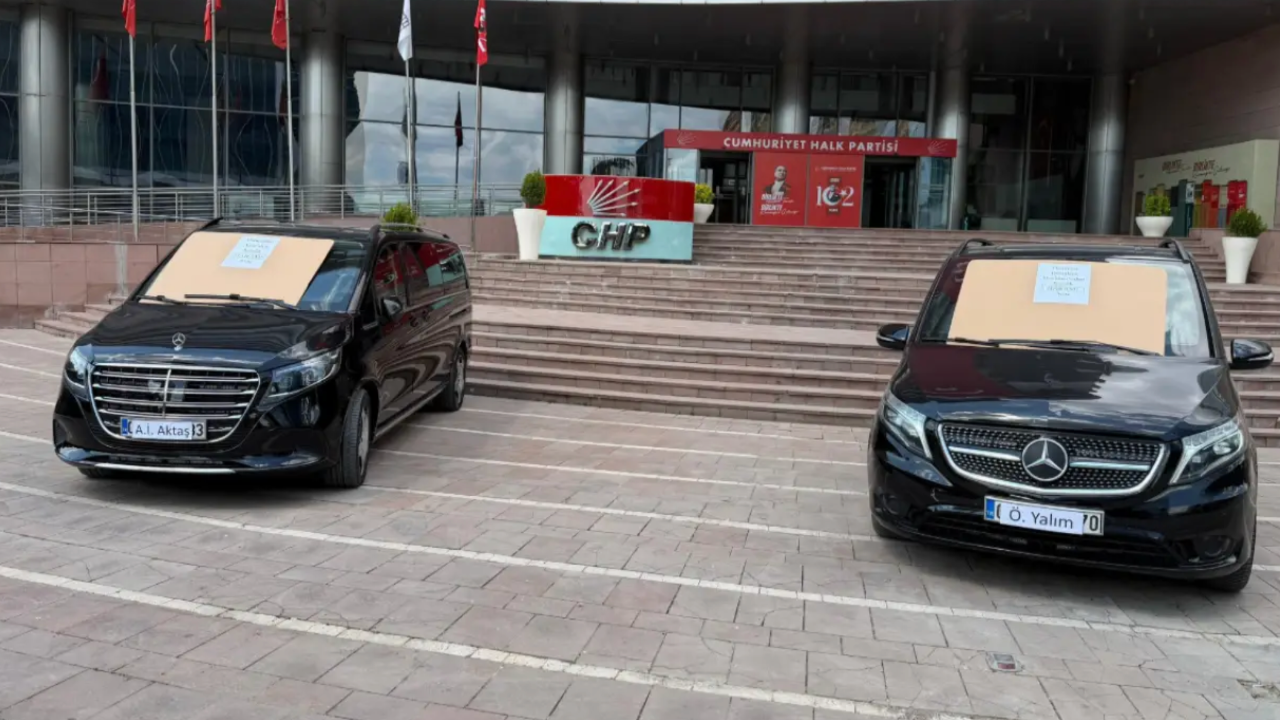 Üzerine "haram parayla alınmıştır" yazıldı: Kılıçdaroğlu, Özel döneminde kullanılan iki aracı satıyor