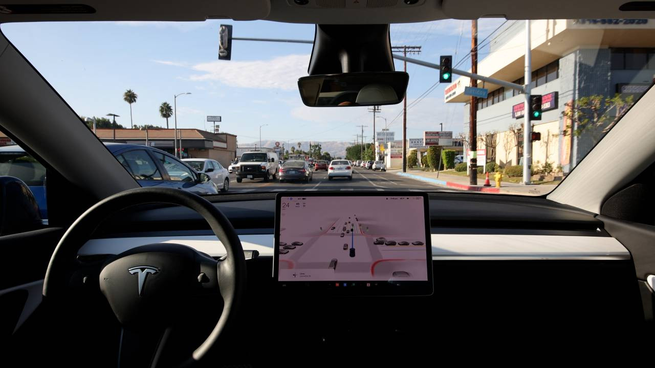 Tesla çalışanlarından itiraf: Fren bile yapmadan kaza yapıyor, para verseler binmem