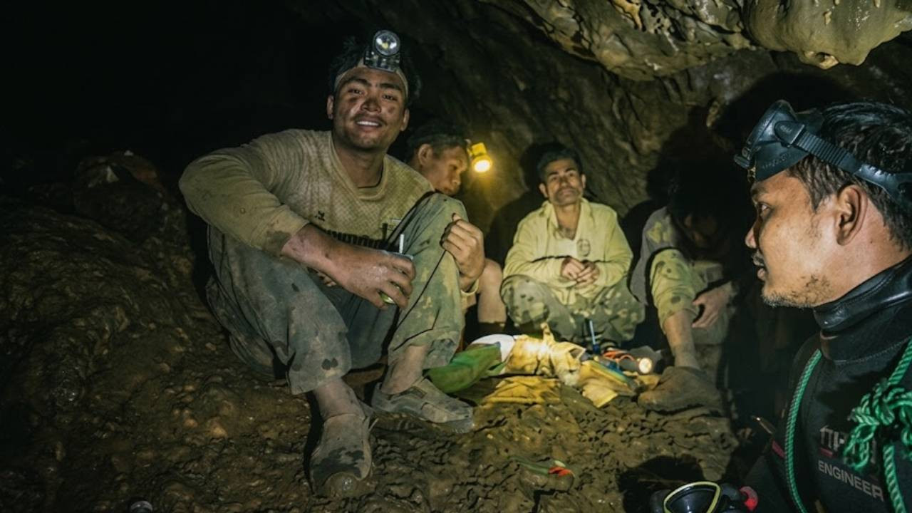 Dünyanın konuştuğu kurtarma operasyonu: Altın aramak için girdiler, mağara çöktü