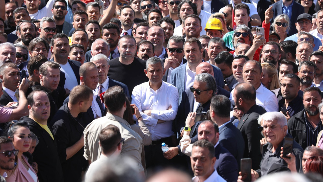 Özgür Özel bayramlaşmanın ardından Anıtkabir'e yürüdü: Diplomasız Erdoğan, mazbatasız Kemal Başkan istemektedir